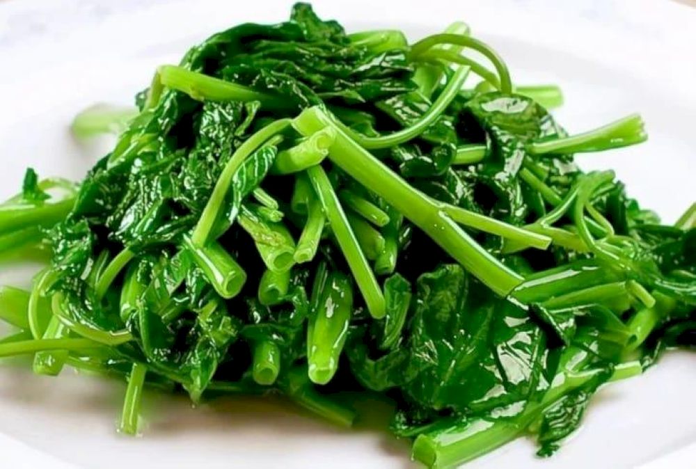 Boiled morning glory is served with lime fish sauce for a light summer dish